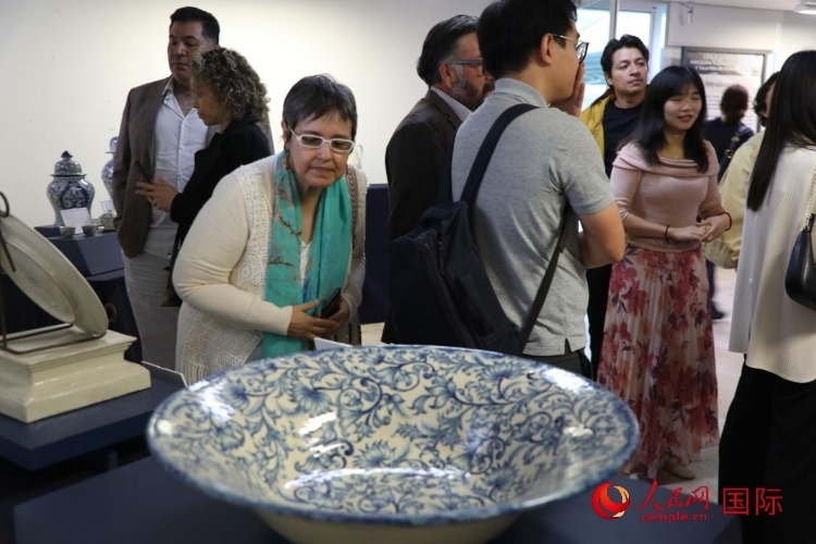 在展覽現(xiàn)場，觀眾們駐足欣賞德化白瓷和墨西哥彩瓷。人民網(wǎng) 埃內(nèi)斯托·多明戈斯攝