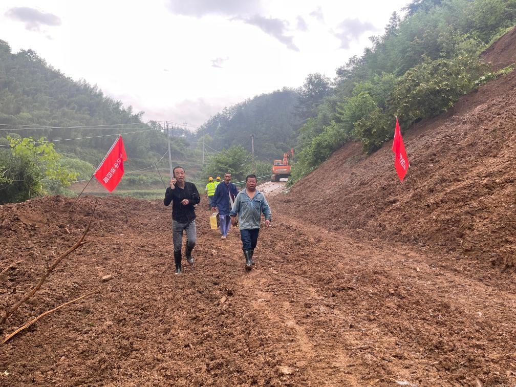 6月22日，木石里008縣道最后一個(gè)塌方點(diǎn)搶通。（受訪者供圖）