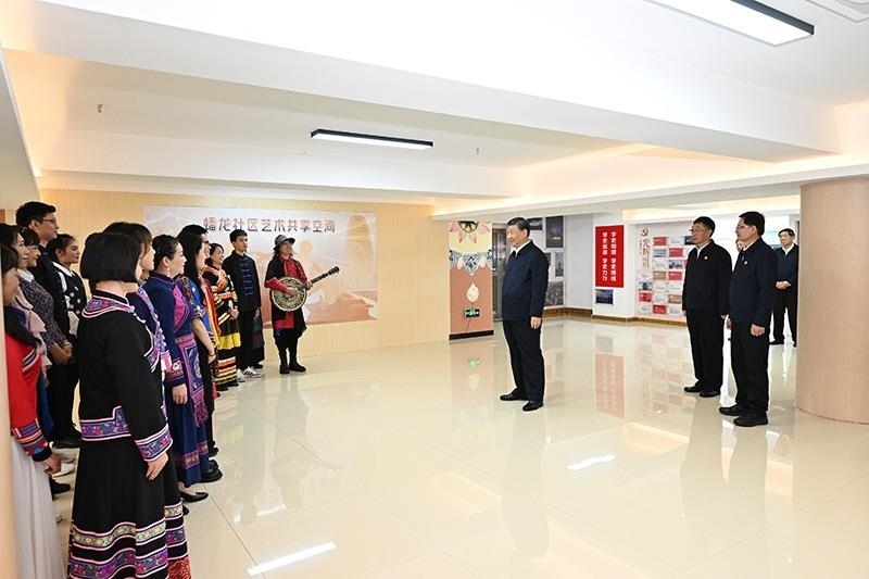 2023年12月14日，習(xí)近平總書記在廣西南寧市良慶區(qū)蟠龍社區(qū)黨群服務(wù)中心文體活動(dòng)室同社區(qū)居民親切交流。