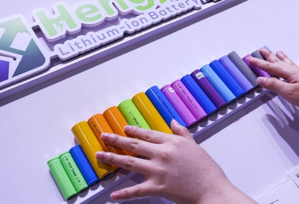 參展商在第135屆廣交會新能源展區(qū)布置鋰電池展品（2024年4月15日攝）。新華社記者 劉大偉 攝