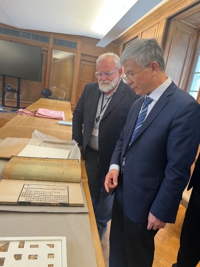 山東大學(xué)校長(zhǎng)李術(shù)才率團(tuán)訪問(wèn)法國(guó)國(guó)家圖書(shū)館。山東大學(xué)供圖