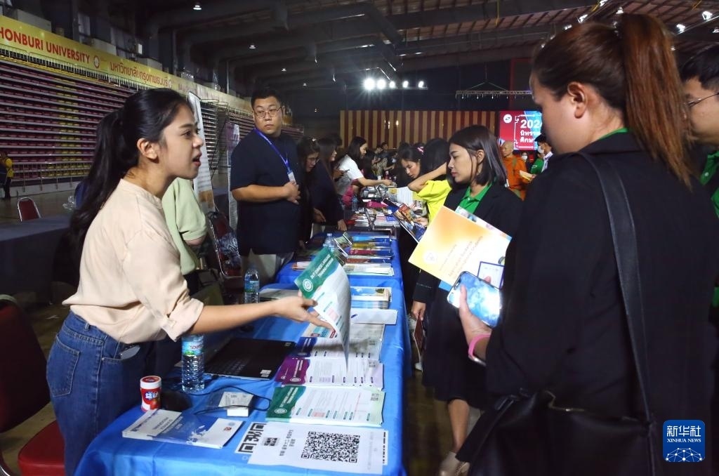 6月22日，在泰國(guó)曼谷吞武里大學(xué)舉辦的中國(guó)高等教育展上，學(xué)生在中國(guó)高校展臺(tái)前了解信息。新華社記者 孫瑋彤 攝