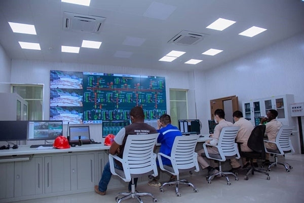 剛果（金）布桑加水電站攔河大壩泄洪。中鐵資源集團(tuán)供圖 