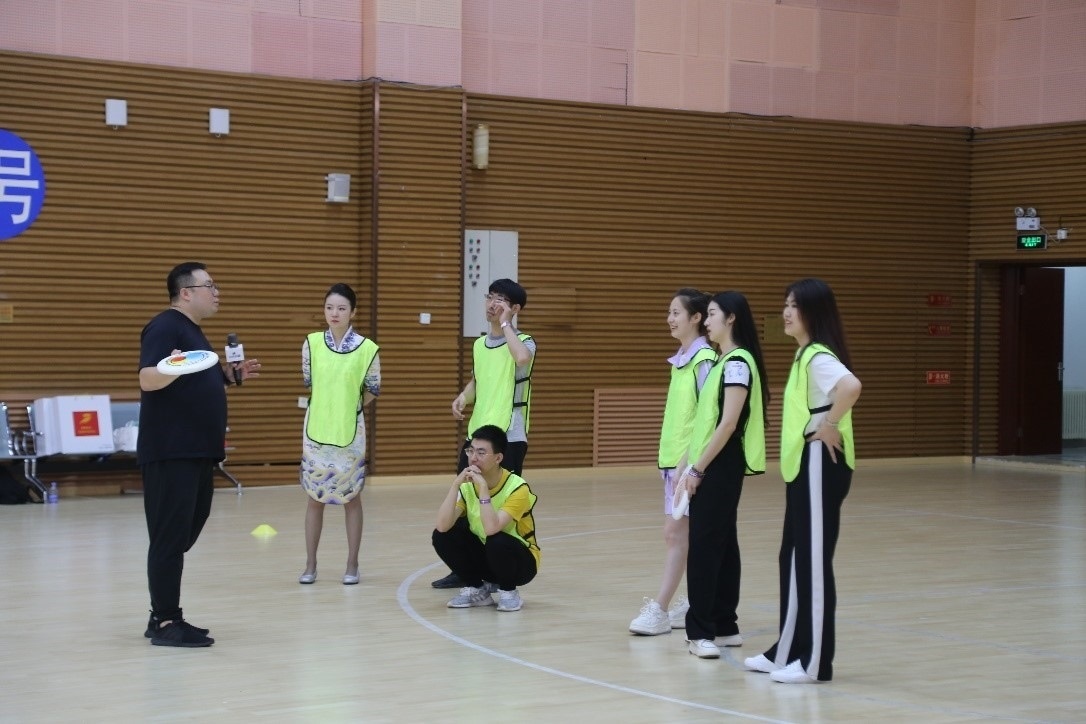 在“友趣體驗(yàn)營(yíng)”上，年輕用戶正在學(xué)習(xí)飛盤運(yùn)動(dòng)技巧。 受訪者供圖