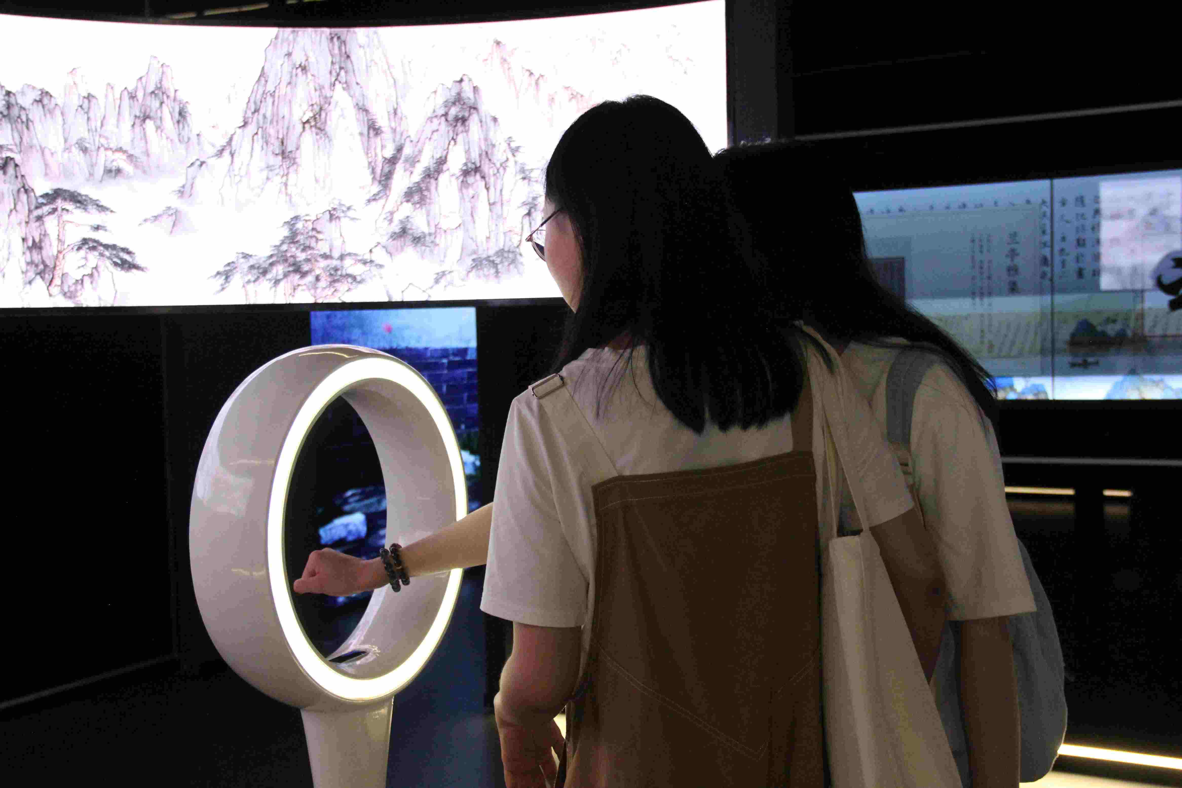 游客在“元啟金陵”南京數(shù)字文化客廳參觀并參與互動(dòng)。受訪者供圖