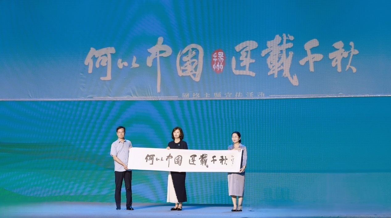 隋唐大運河文化博物館館長曹岳森（左）、揚州中國大運河博物館館長鄭晶（中）、浙東運河博物館負責人張慧（右）共同展卷。