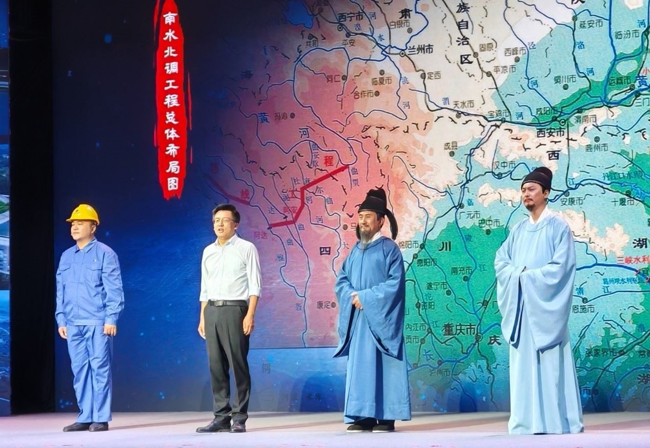 演員張志堅（右二）、演員侯京健（右一）、北京郭守敬紀念館執(zhí)行館長張鵬（左二）和江蘇省江都水利工程管理處第二抽水站管理所副所長郭凱（左一）同臺演繹。