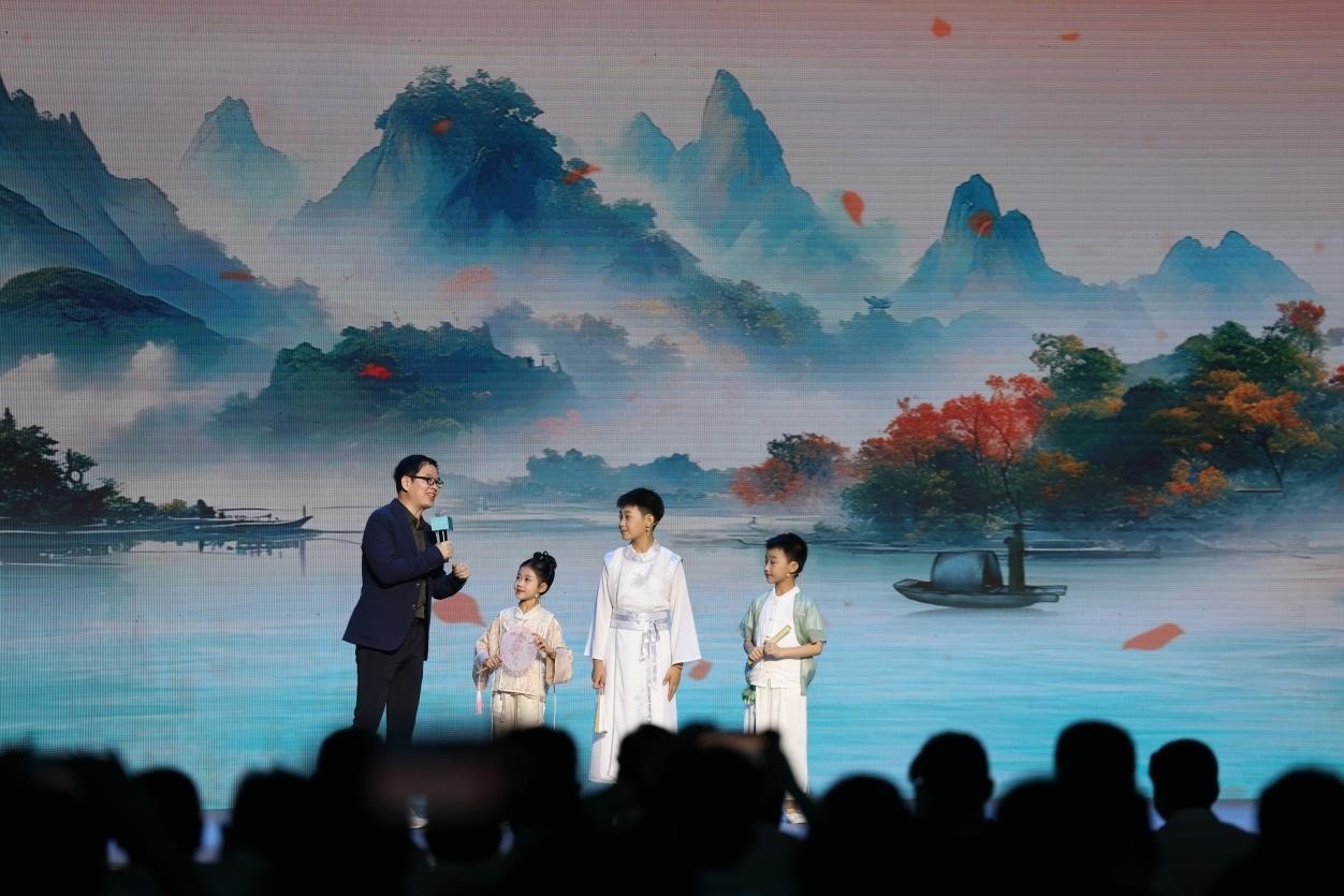 南京師范大學教授酈波（左一）與2024中國詩詞大會選手張可兒（左二）、姜敬曦（右二），揚州市邗江區(qū)實驗學校蔣王小學學生陸俊屹（右一）趣談大運河詩詞文化。