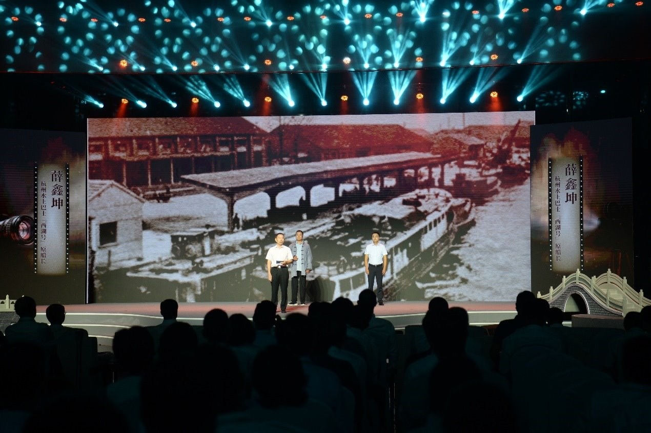 杭州水上巴士“西湖”號原船長薛鑫坤（左）、窯灣古鎮(zhèn)漁民藝術團團長沈召明（中）、港航潤楊6060貨船主楊杰偉（右）現(xiàn)場講述。