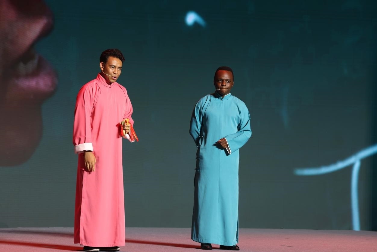 來自馬達加斯加的北京外國語大學教師唐磊（左）和來自肯尼亞的天津師范大學博士生孔愛凱（右）說唱大運河。