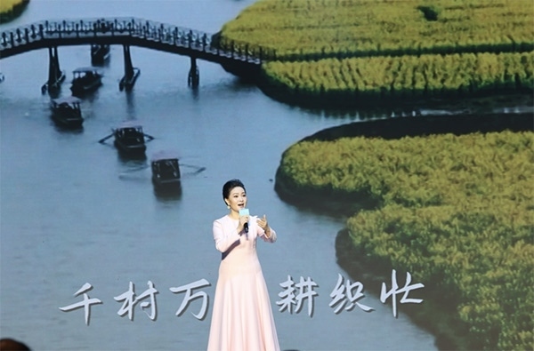 歌唱家、中國音樂學院教授雷佳現(xiàn)場演唱。