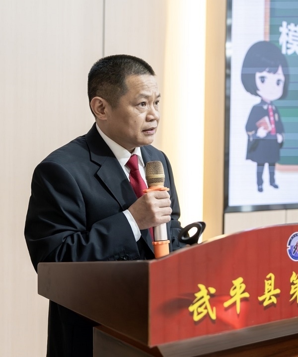 圖④：武平法院刑庭庭長(zhǎng)候良石在模擬法庭后為學(xué)生上普法課。