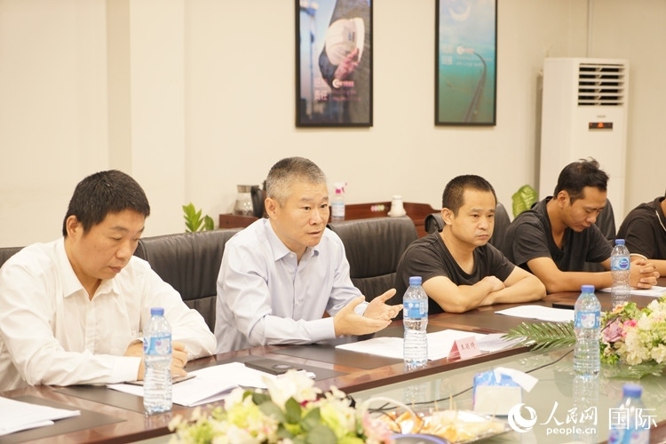 駐尼日利亞使館經(jīng)商處公參王穎琦（左二）講話。人民網(wǎng)記者 姜宣攝