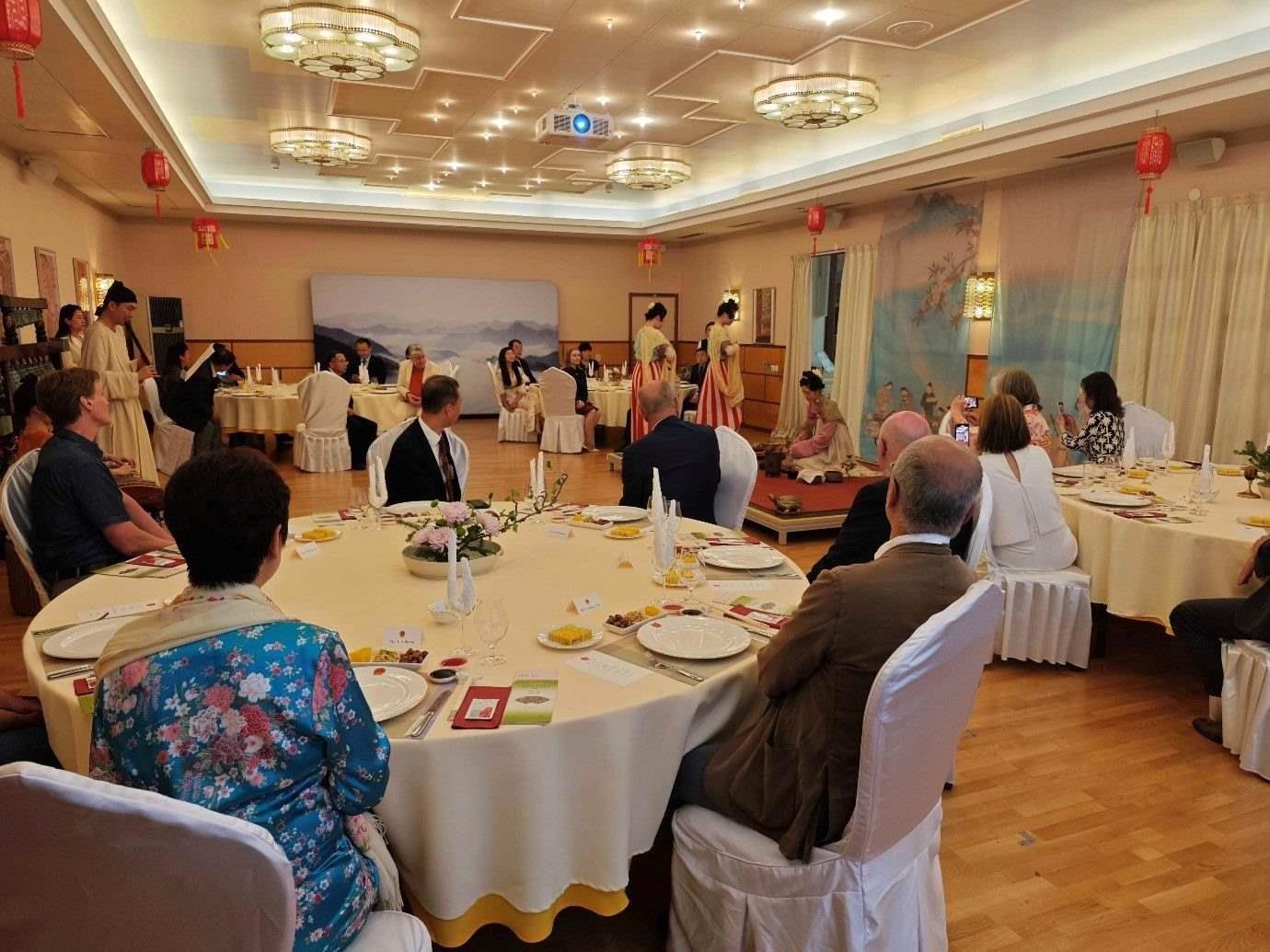 來賓們觀賞茶藝表演和品嘗中華美食。中國駐瑞典大使館供圖