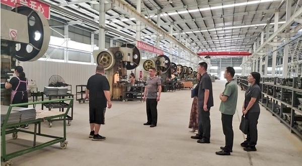 大渡口區(qū)法院法官回訪已盤活的被執(zhí)行企業(yè)。