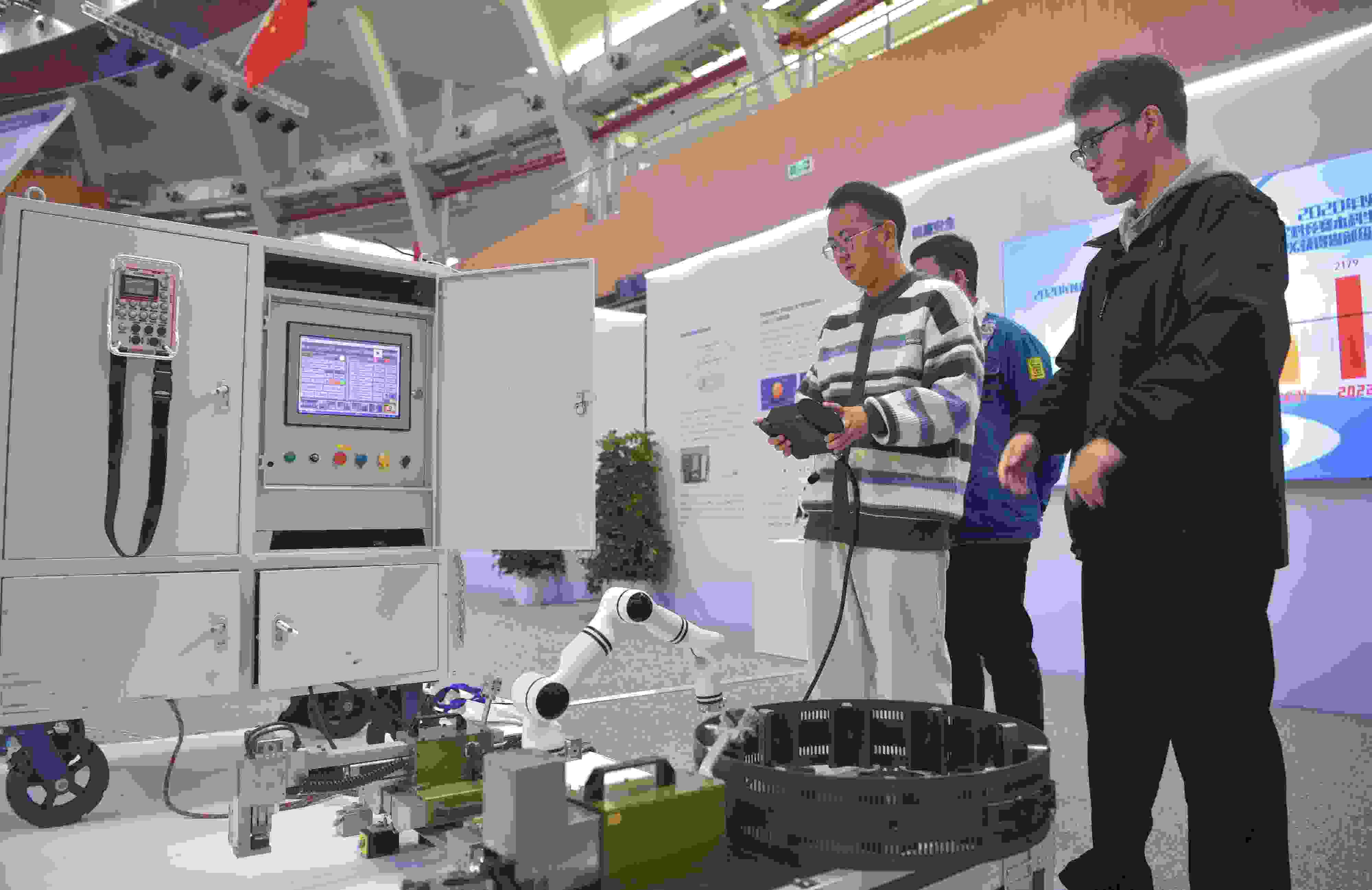 2023年，京南地區(qū)高校科技成果推介會在北京建筑大學(xué)大興校區(qū)舉行。圖為高校師生在展示管道全位置焊接機器人系統(tǒng)成果。