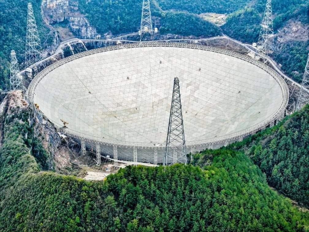這是2024年2月26日拍攝的位于貴州的“中國(guó)天眼”（無(wú)人機(jī)全景圖片，維護(hù)保養(yǎng)期間拍攝）。新華社記者 歐東衢 攝