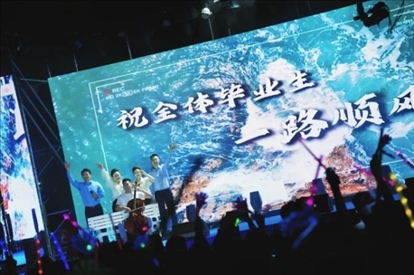 歌曲《祝你一路順風(fēng)》演出現(xiàn)場。供圖：日照職業(yè)技術(shù)學(xué)院