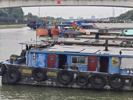 停泊在水上服務(wù)區(qū)的船只。人民網(wǎng)記者 黃鈺攝