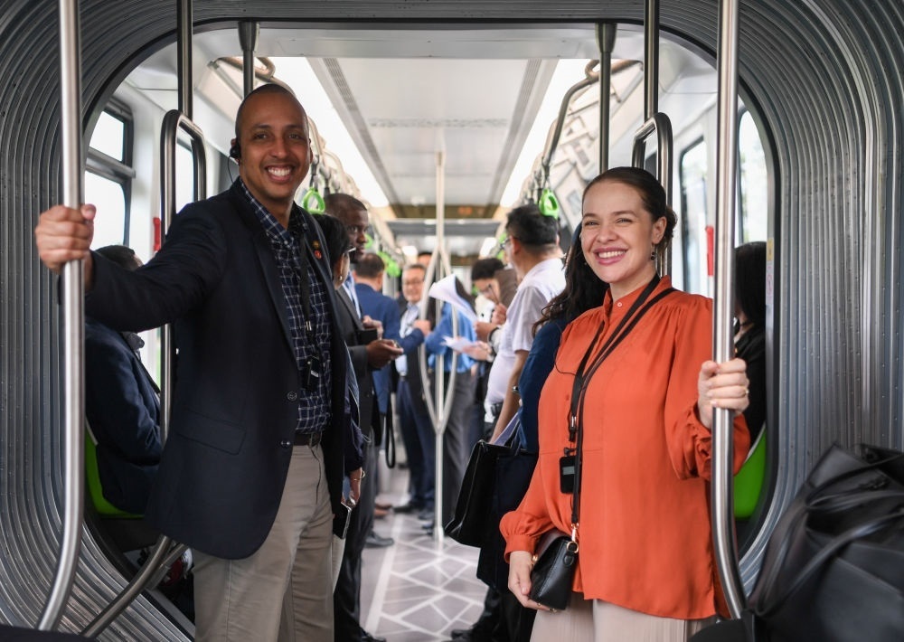 2024年4月22日，拉美和加勒比國家駐華使節(jié)、機構(gòu)代表和記者應(yīng)外交部邀請，在襄陽騰龍汽車有限公司參訪。新華社記者 杜子璇 攝