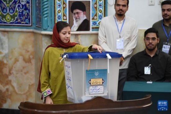 6月28日，伊朗選民在德黑蘭的一處投票站參加總統(tǒng)選舉投票。新華社記者 沙達提 攝