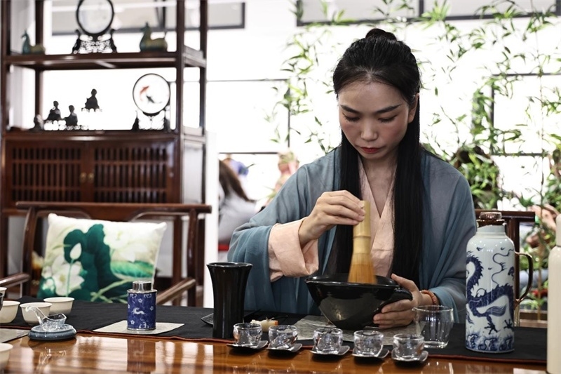 茶藝師現(xiàn)場展示宋式點茶。拉巴特中國文化中心供圖