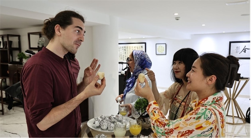 嘉賓品嘗茶葉蛋。拉巴特中國文化中心供圖