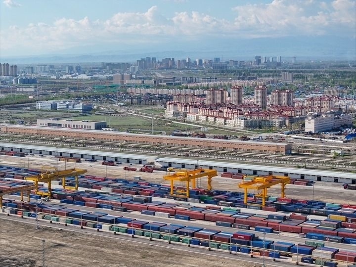 這是2024年4月18日拍攝的霍爾果斯鐵路口岸換裝場（無人機照片）。新華社記者 趙戈 攝