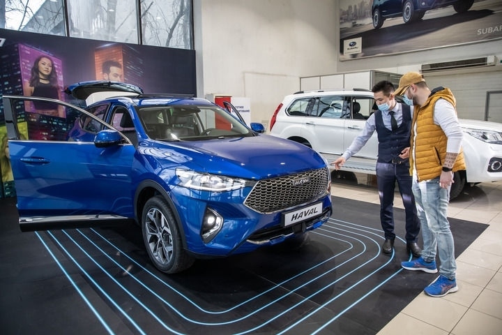 2021年4月1日，銷售人員在哈薩克斯坦阿拉木圖市經(jīng)銷商店向消費者介紹哈弗汽車。新華社發(fā)（阿斯塔納汽車公司供圖）