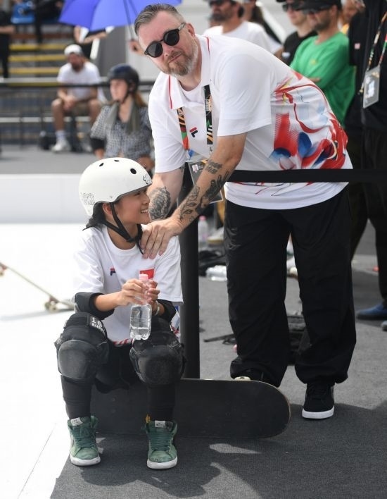 6月20日，鄭好好（左）在比賽間隙與教練互動(dòng)，她在預(yù)賽中最佳成績?yōu)?2.60分。當(dāng)日，巴黎奧運(yùn)會(huì)資格系列賽布達(dá)佩斯站滑板女子碗池預(yù)賽在布達(dá)佩斯舉行。新華社記者 賀燦鈴 攝