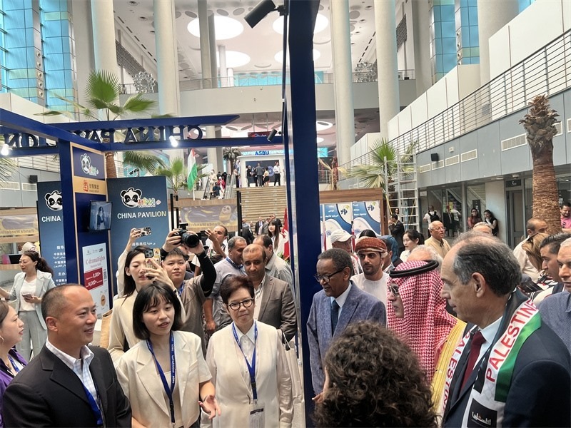 沙特廣播電視局首席執(zhí)行官、阿廣聯(lián)主席穆罕默德（右二）、阿廣聯(lián)秘書長(zhǎng)蘇萊曼（右三）等阿拉伯國(guó)家嘉賓參觀展臺(tái)。主辦方供圖