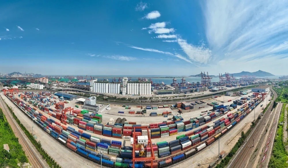 中哈連云港物流合作基地及集裝箱碼頭。（圖源：新華社）