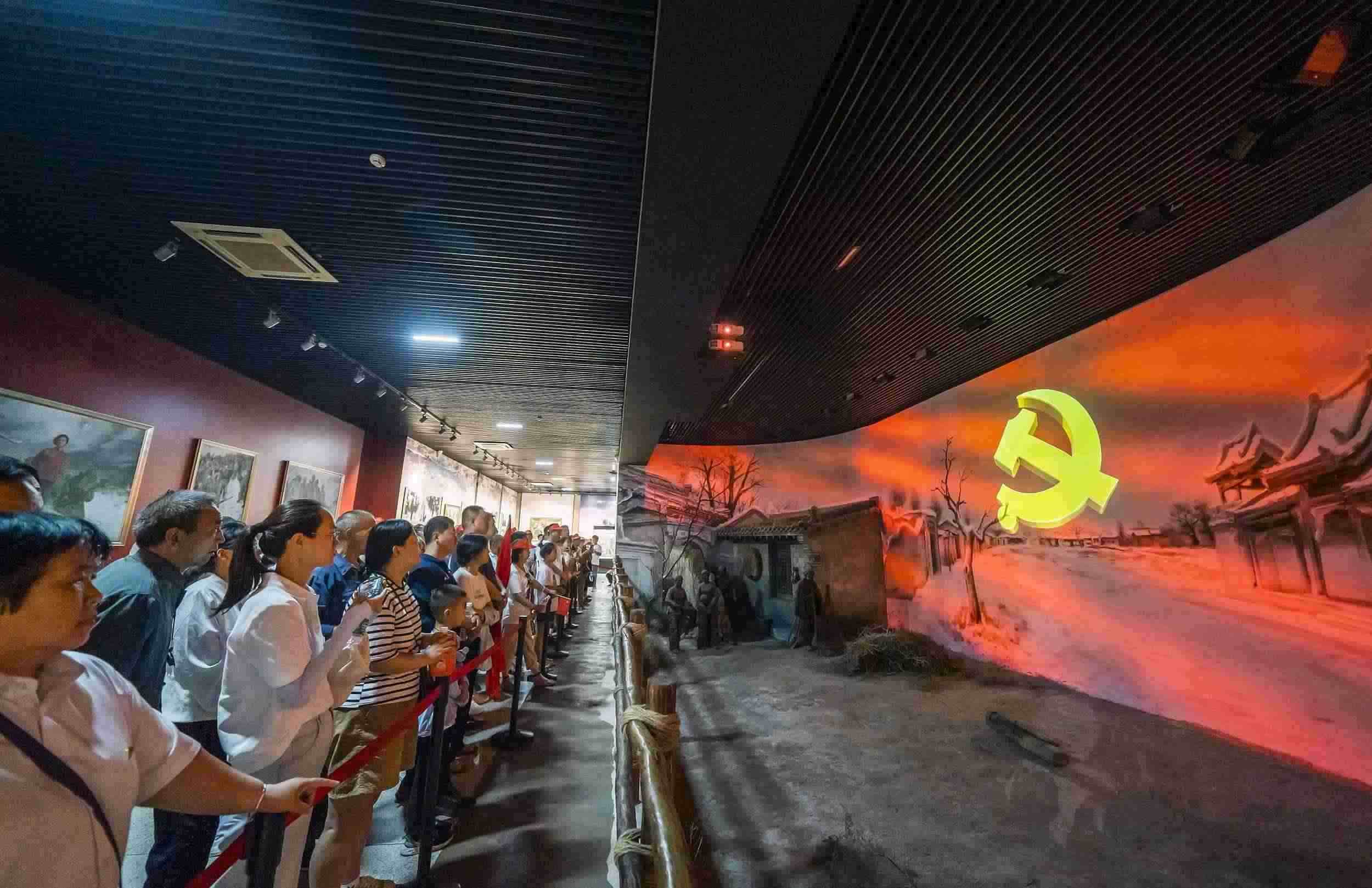 山西呂梁，游客正在文水縣劉胡蘭紀(jì)念館參觀。（圖片來源：視覺中國(guó)）