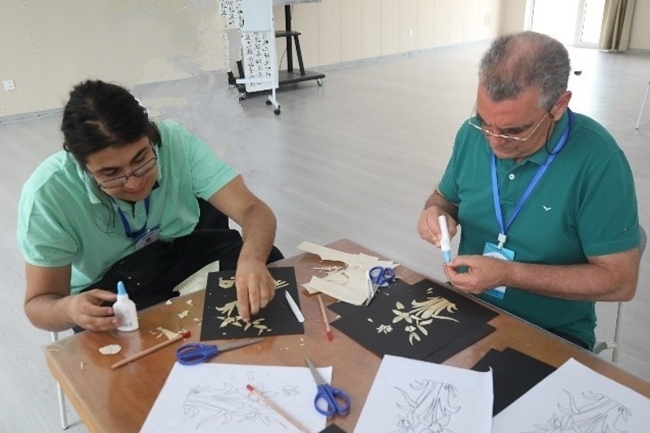 葡萄牙魯班工坊師生制作麥秸畫。