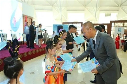 △當(dāng)?shù)貢r間6月27日，2024“未來世界”國際青少年藝術(shù)展演在塔吉克斯坦國家博物館開幕。