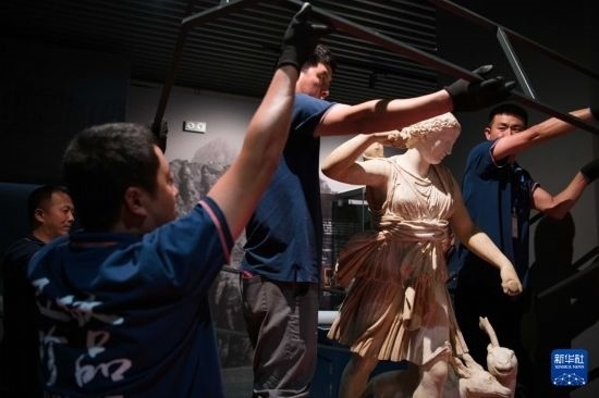 7月2日，工作人員將開箱后的古希臘文物放置在展臺上。新華社記者 張端 攝