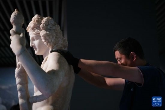 7月2日，工作人員將開箱后的古希臘文物放置在展臺上。新華社記者 張端 攝