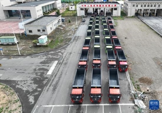 7月2日，車輛在巴克圖口岸辦理通關(guān)手續(xù)（無人機(jī)照片）。新華社發(fā)（馬丁 攝）