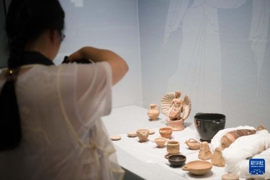 7月2日，開箱后的古希臘文物被工作人員移入展柜。新華社記者 張端 攝