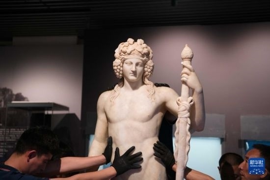7月2日，工作人員將開箱后的古希臘文物放置在展臺上。新華社記者 張端 攝
