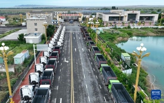 7月2日，車輛在巴克圖口岸有序出境（無人機(jī)照片）。新華社發(fā)（馬丁 攝）