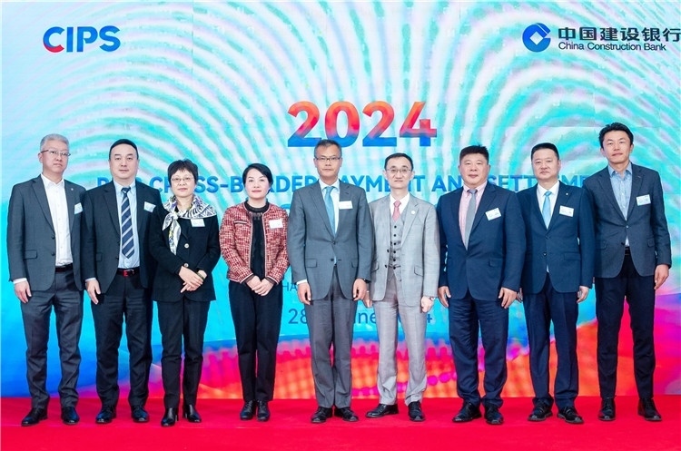 鄭冰開公使與CIPS公司、建行總行以及在南中資銀行合影、留念。（中國(guó)建設(shè)銀行約翰內(nèi)斯堡分行供圖）