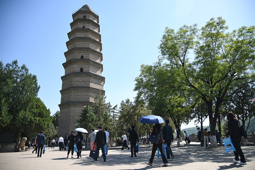 圖為2024年5月7日，游客在延安寶塔山參觀。 新華社記者 張博文 攝