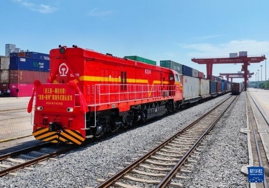 5月29日，在中哈連云港物流合作基地，首列連云港-阿拉木圖“滾裝+班列”跨境多式聯(lián)運專列整裝待發(fā)（無人機照片）。新華社發(fā)（王健民 攝）