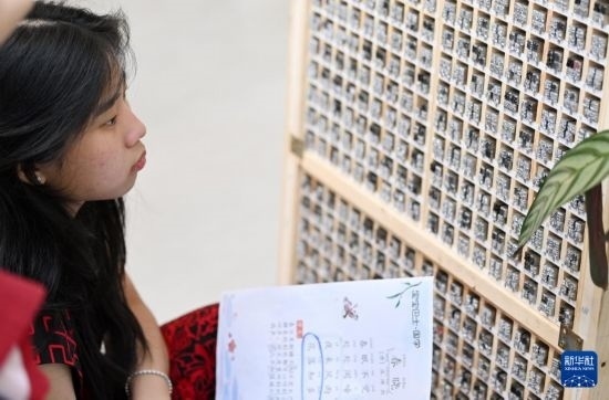7月3日，外國學生在了解中國的活字印刷。新華社記者 李然 攝