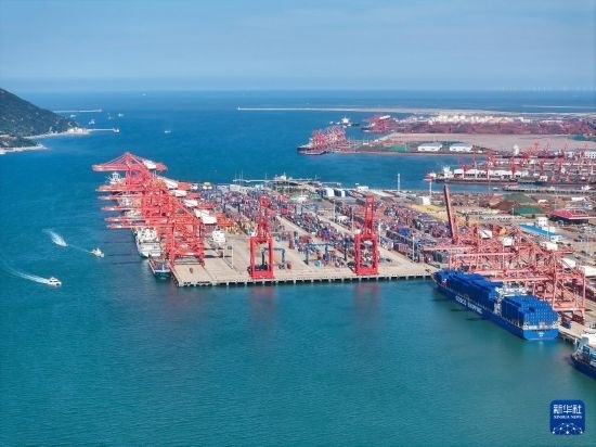6月26日，貨輪?？吭谶B云港港集裝箱碼頭（無人機照片）。新華社記者 季春鵬 攝