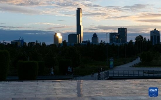 這是7月2日拍攝的哈薩克斯坦首都阿斯塔納市中心的建筑群。新華社記者 白雪騏 攝