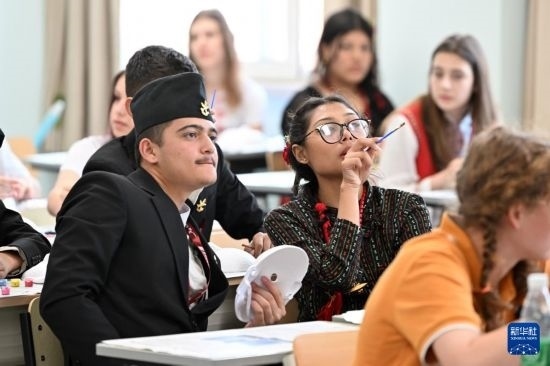 7月3日，外國學生在學習中國文化。新華社記者 李然 攝