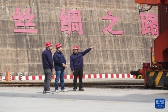 中哈兩國工作人員在中哈連云港物流合作基地交流（2023年5月10日攝）。新華社記者 季春鵬 攝