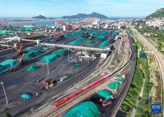 6月26日，“韓國-連云港-中亞”國際多式聯(lián)運班列從中哈連云港物流合作基地出發(fā)，駛往哈薩克斯坦、烏茲別克斯坦（無人機照片）。班列運載的55個大柜此前于6月13日從韓國境內發(fā)出，經釜山港海運抵達連云港后轉由鐵路運輸。新華社記者 季春鵬 攝